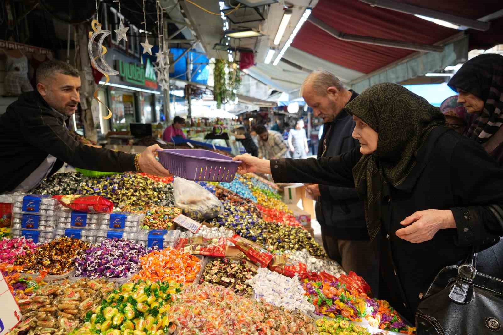 Bayram şekerleri tezgahlardaki yerini aldı