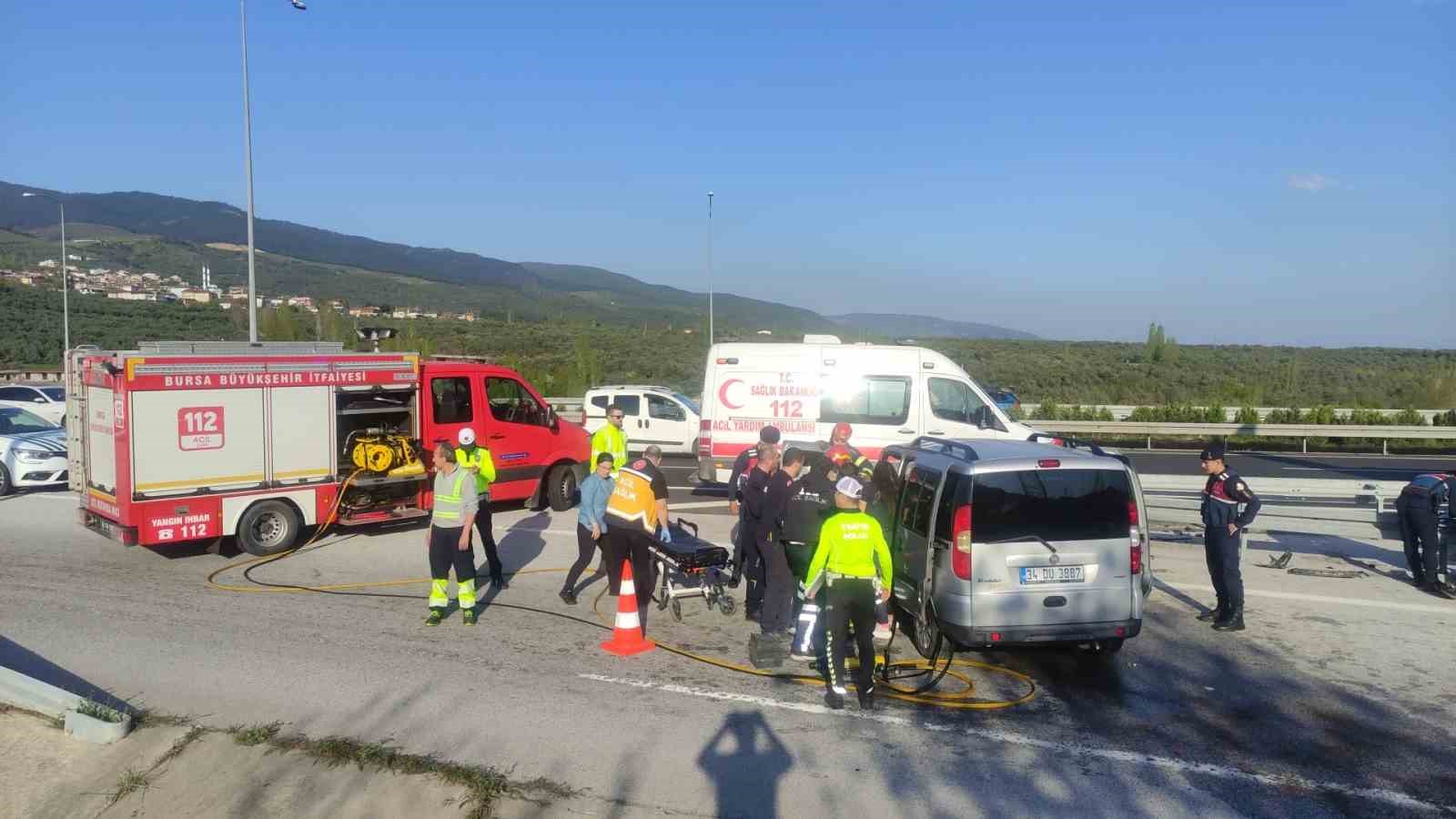 Hafif ticari araç bariyerlere saplandı, araçta sıkışan baba ve oğlunu ekipler kurtardı