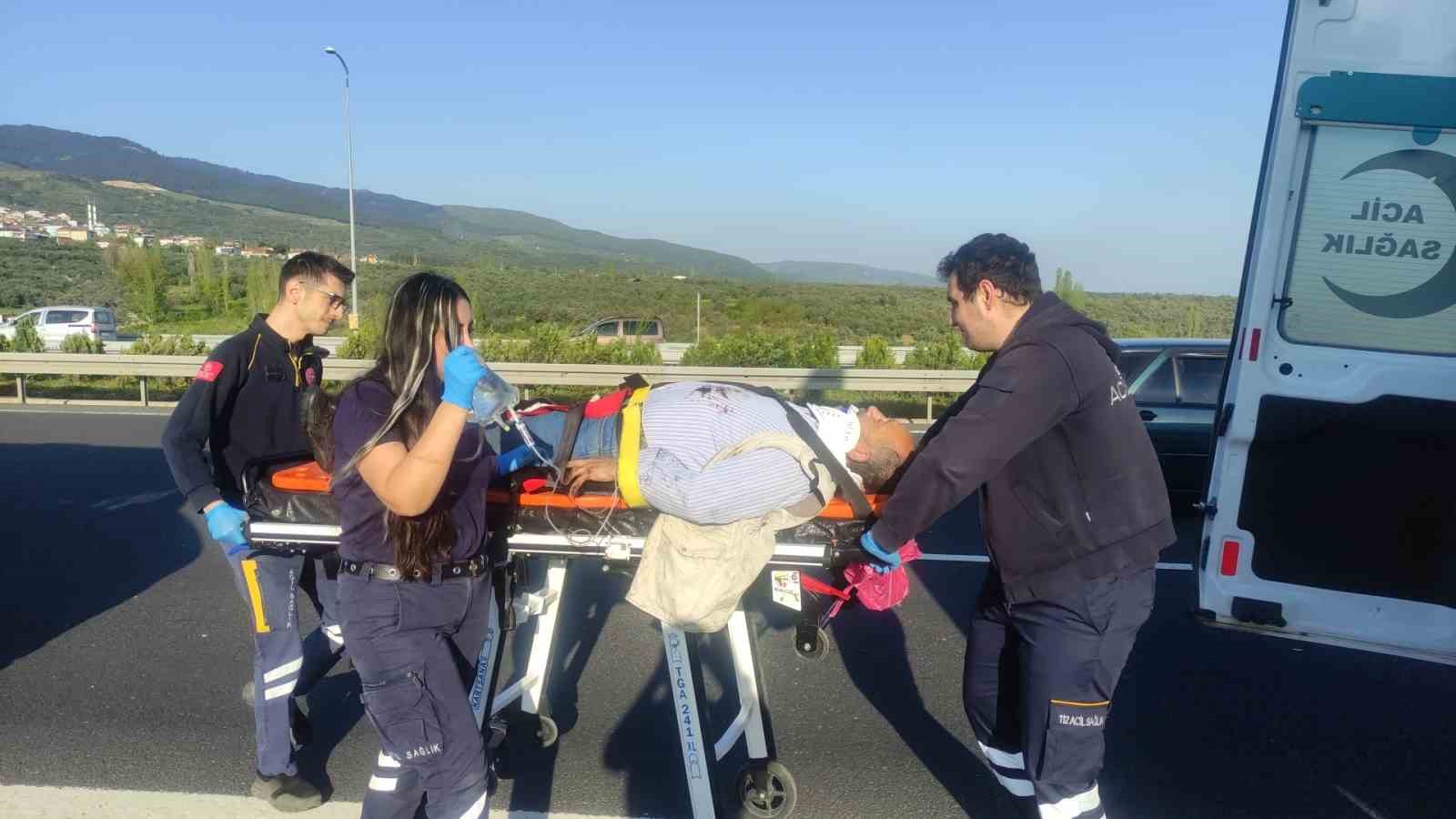 Hafif ticari araç bariyerlere saplandı, araçta sıkışan baba ve oğlunu ekipler kurtardı