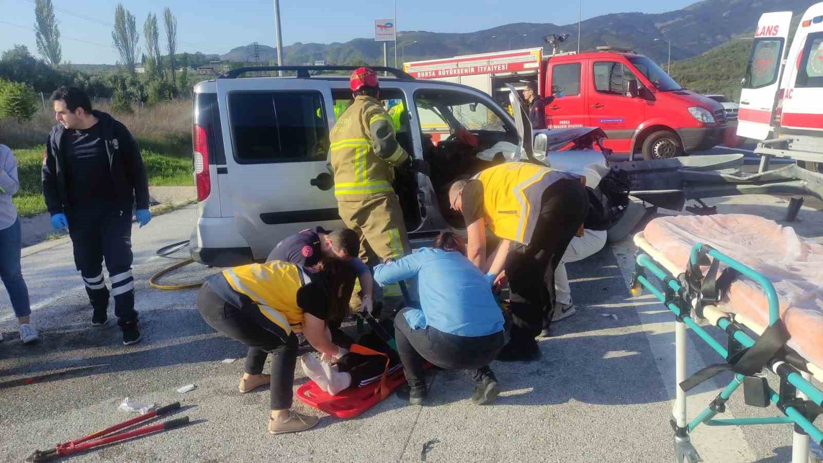 Hafif ticari araç bariyerlere saplandı, araçta sıkışan baba ve oğlunu ekipler kurtardı