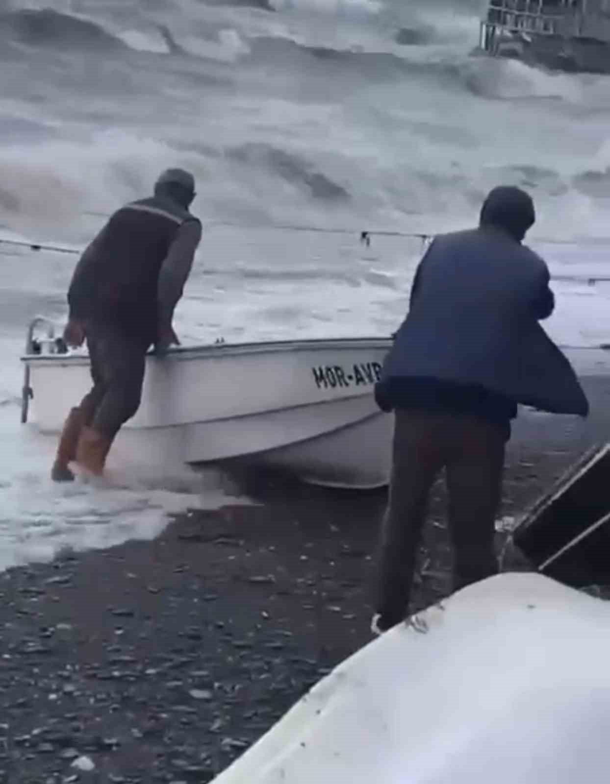 Gemlik’te fırtına ve yağmur hayatı felç etti, tekneler alabora oldu