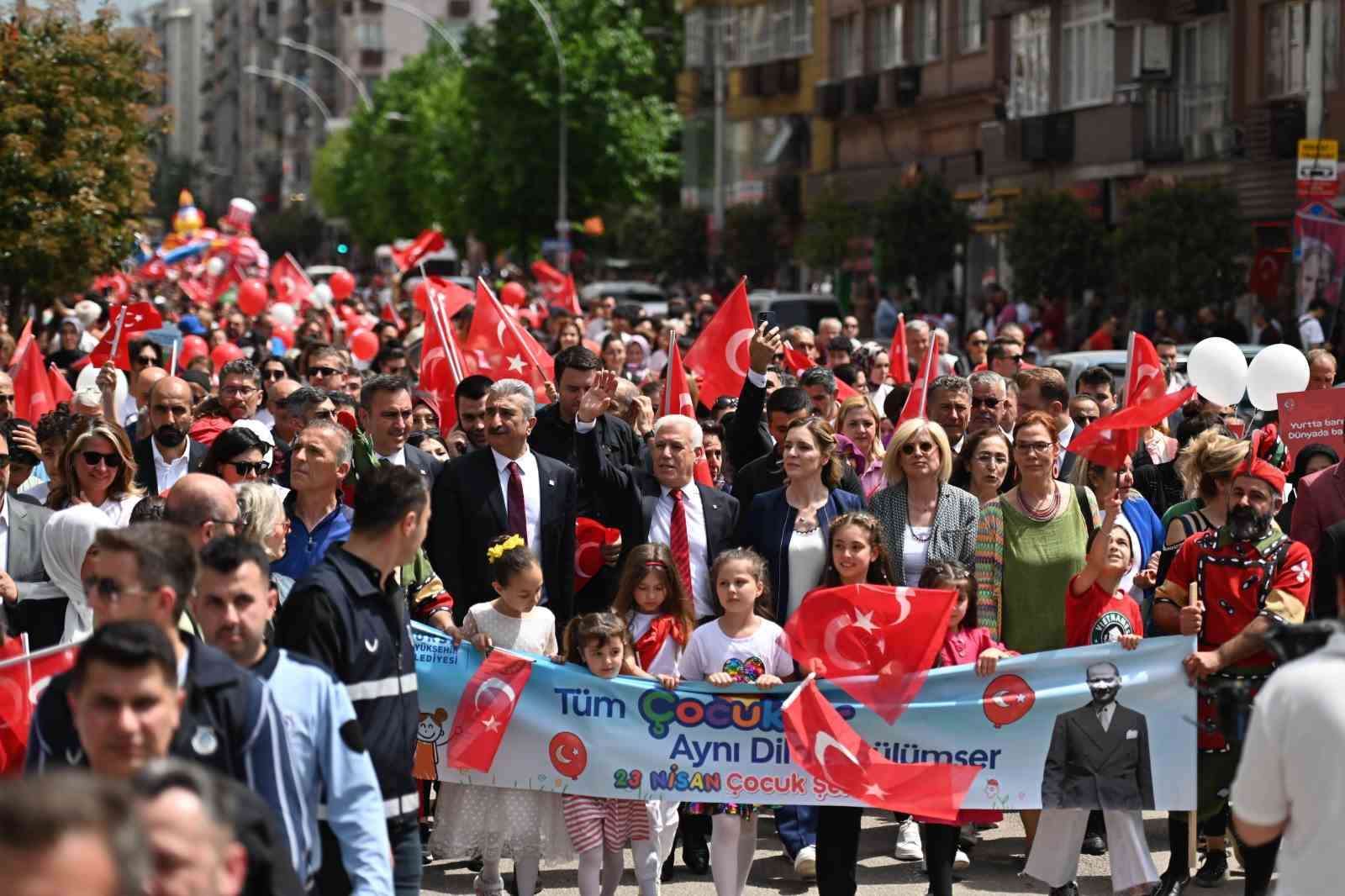 Bursa’da 23 Nisan coşkusu kentin dört bir yanını sardı