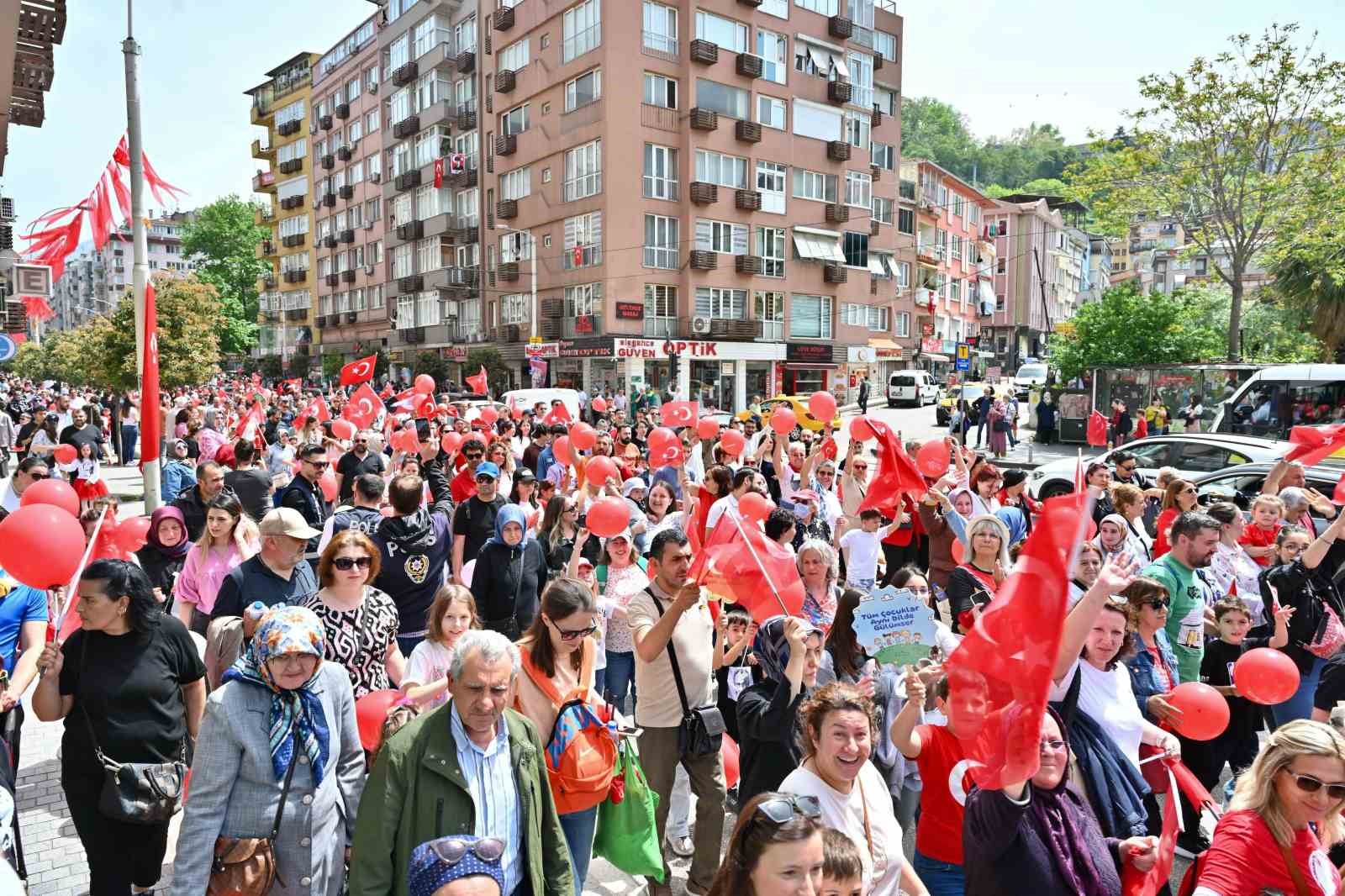 Bursa’da 23 Nisan coşkusu kentin dört bir yanını sardı
