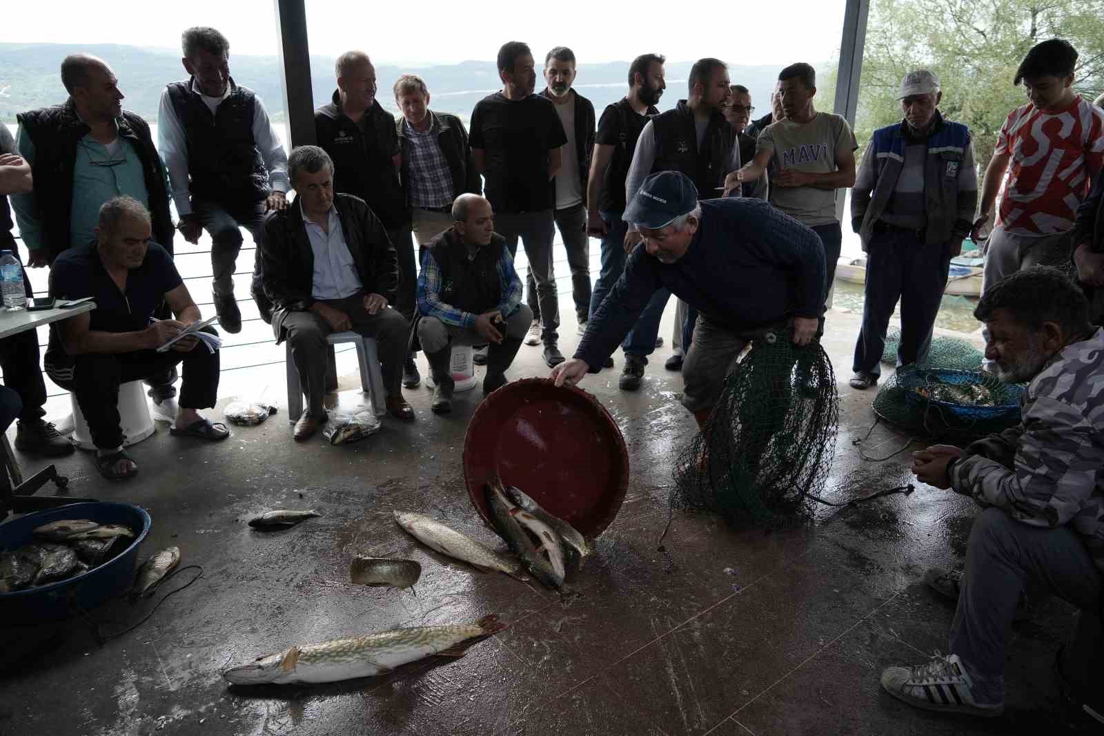 Tarihi Gölyazı’da 100 yıllık balık mezadı