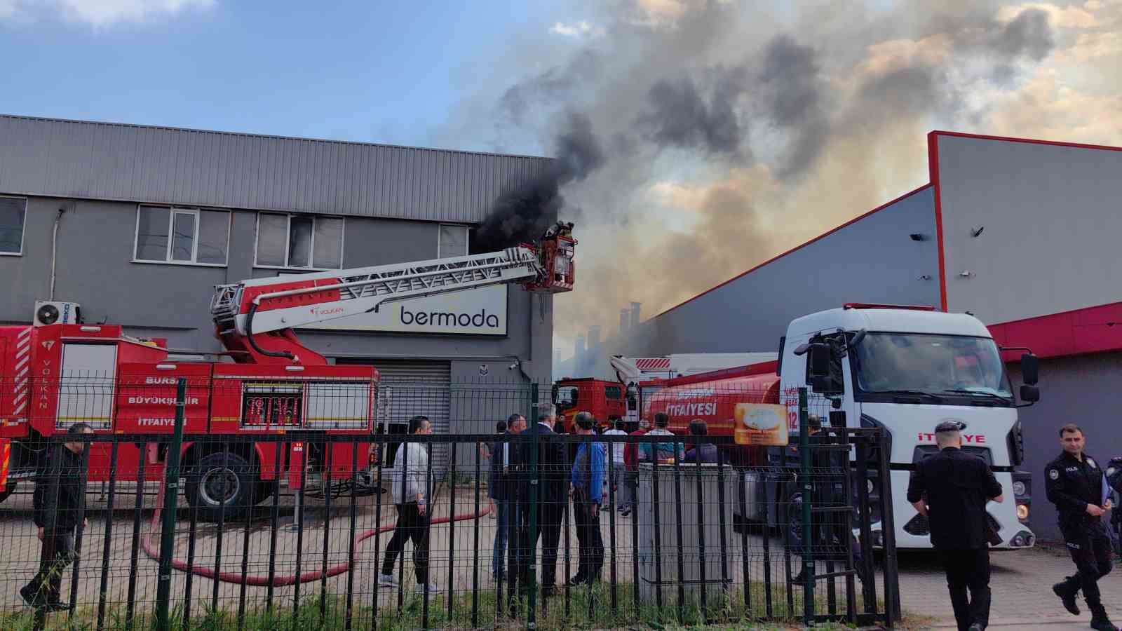 Sandalye fabrikası alevlere teslim oldu