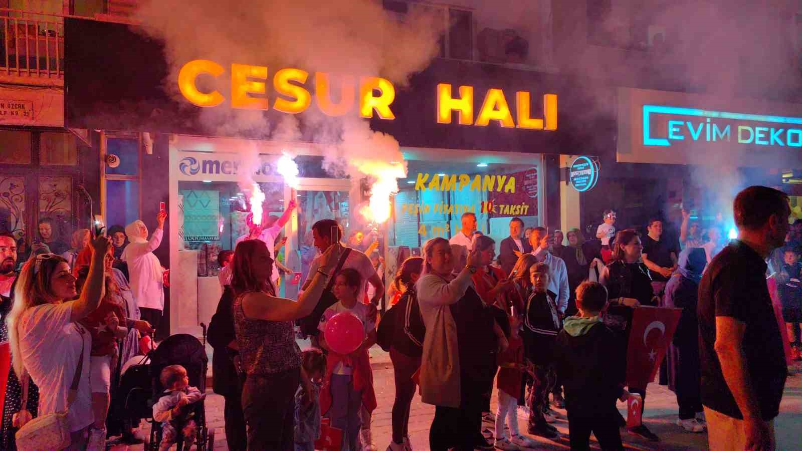 Mahalle sakinleri geleneği bozmadı, 23 Nisan coşkuyla kutlandı