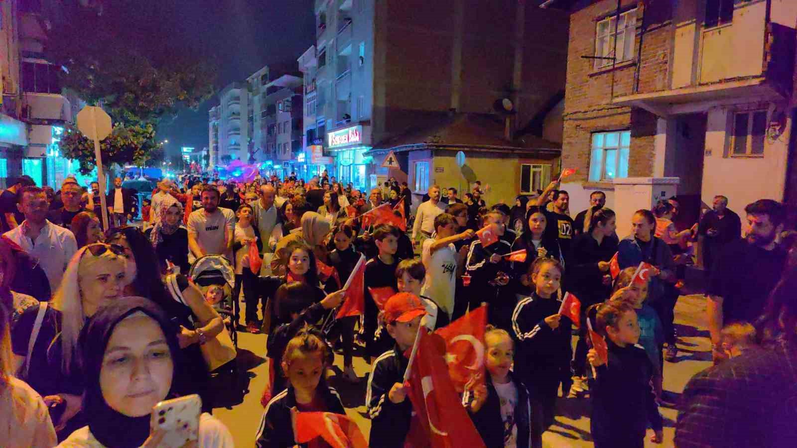 Mahalle sakinleri geleneği bozmadı, 23 Nisan coşkuyla kutlandı