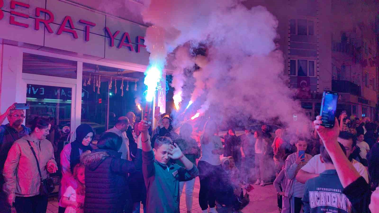 Mahalle sakinleri geleneği bozmadı, 23 Nisan coşkuyla kutlandı