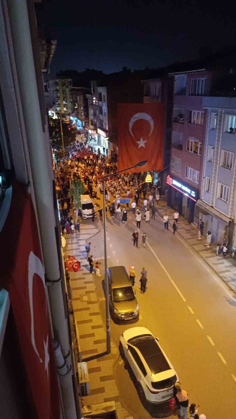 Mahalle sakinleri geleneği bozmadı, 23 Nisan coşkuyla kutlandı