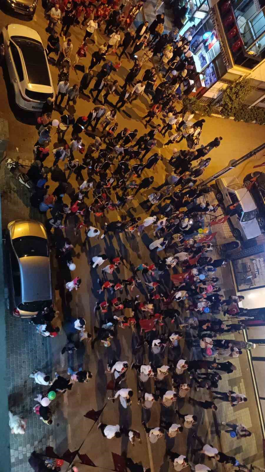 Mahalle sakinleri geleneği bozmadı, 23 Nisan coşkuyla kutlandı
