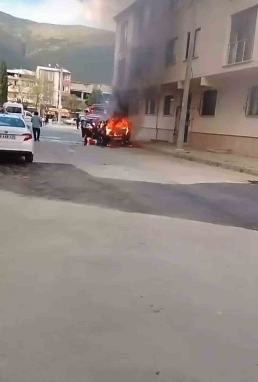 Bursa’da park halindeki otomobil alev alev yandı