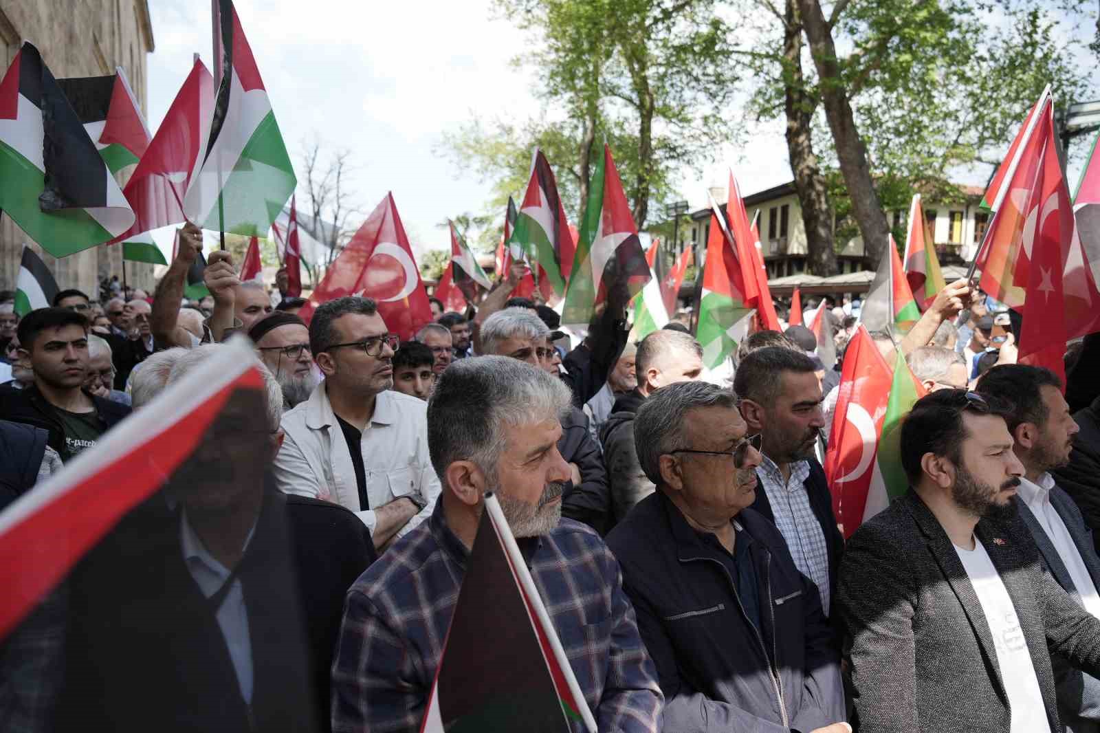 Gazze’de hayatını kaybedenler için gıyabi cenaze namazı kılındı