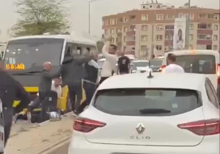 Minibüs şoförlerinin yumruklu sopalı kavgası kamerada