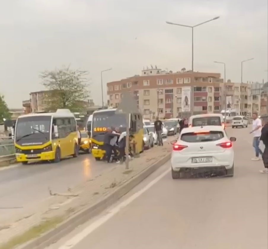 Minibüs şoförlerinin yumruklu sopalı kavgası kamerada