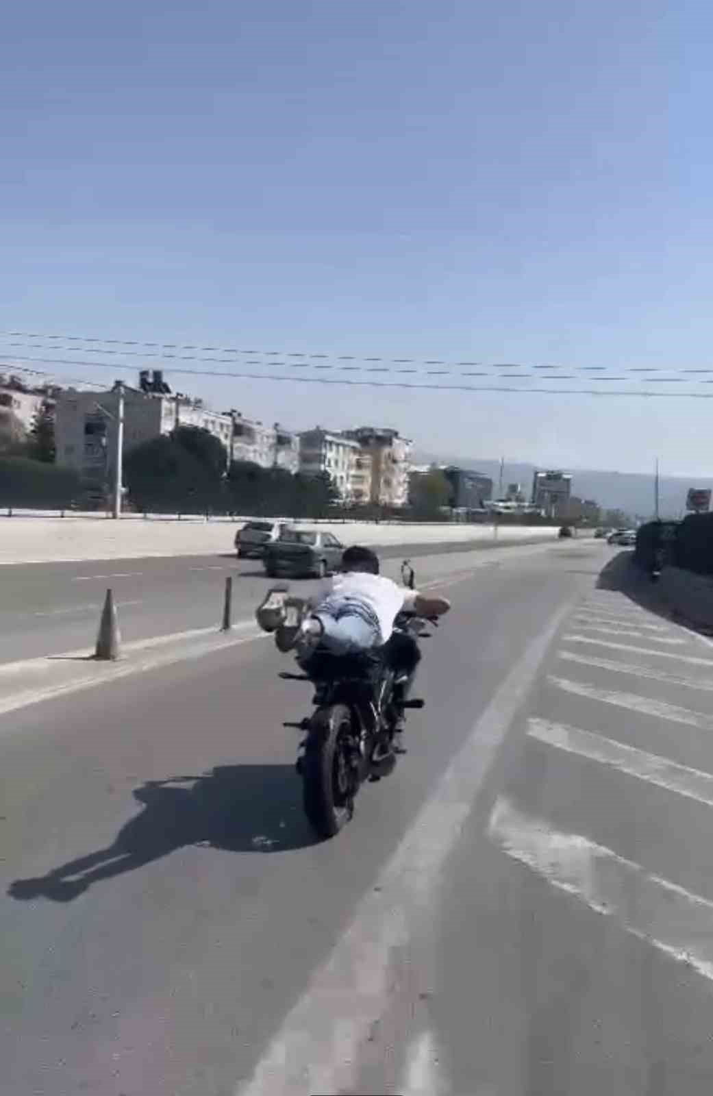 Motosikleti yatarak kullandı, canını hiçe saydı