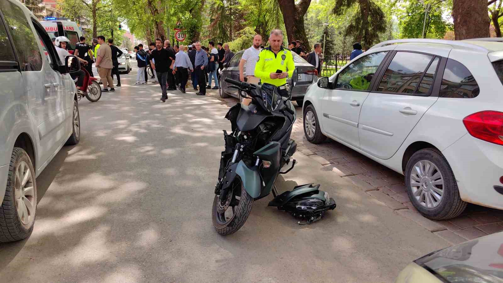 İki motosiklet kafa kafaya çarpıştı: 1’i ağır 2 yaralı