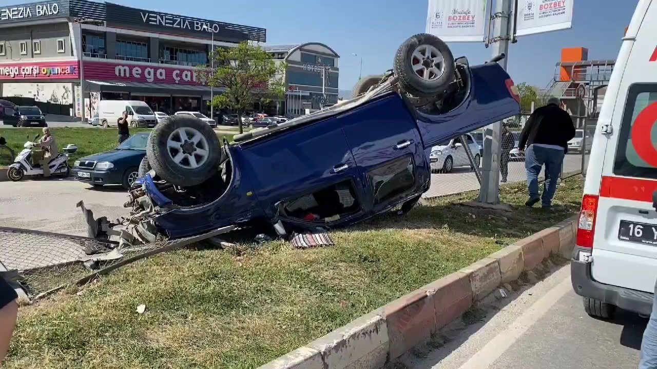 Düz yolda takla atan kamyonet güvenlik kamerasında