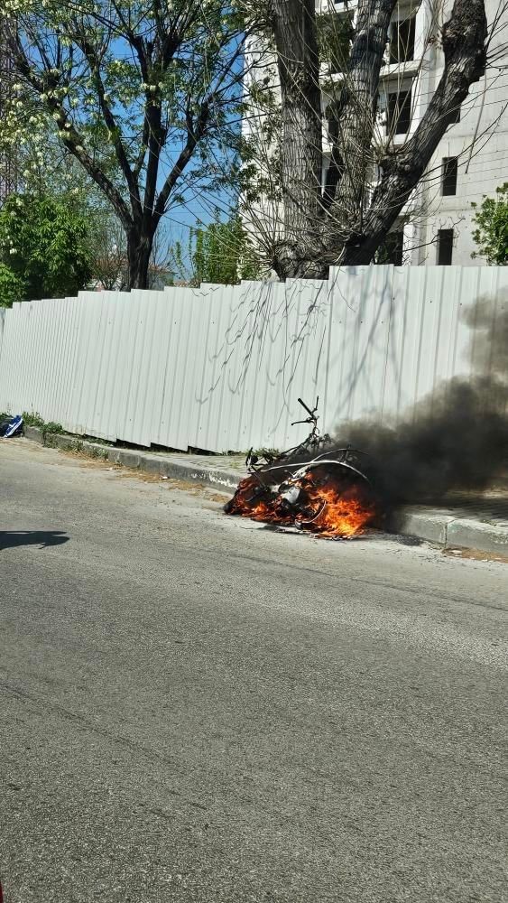 Seyir halindeki motosiklet alev alev yandı, ilk müdahale trafik polisinden