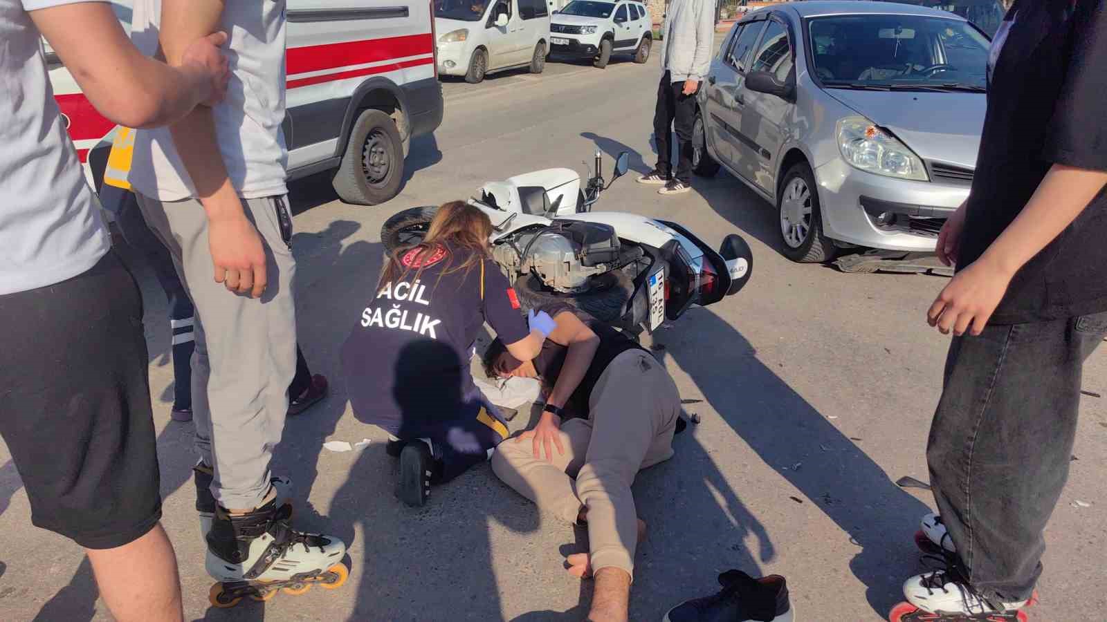 İki otomobile çarpan motosiklet sürücüsü yaralandı, kaza anı kameraya yansıdı