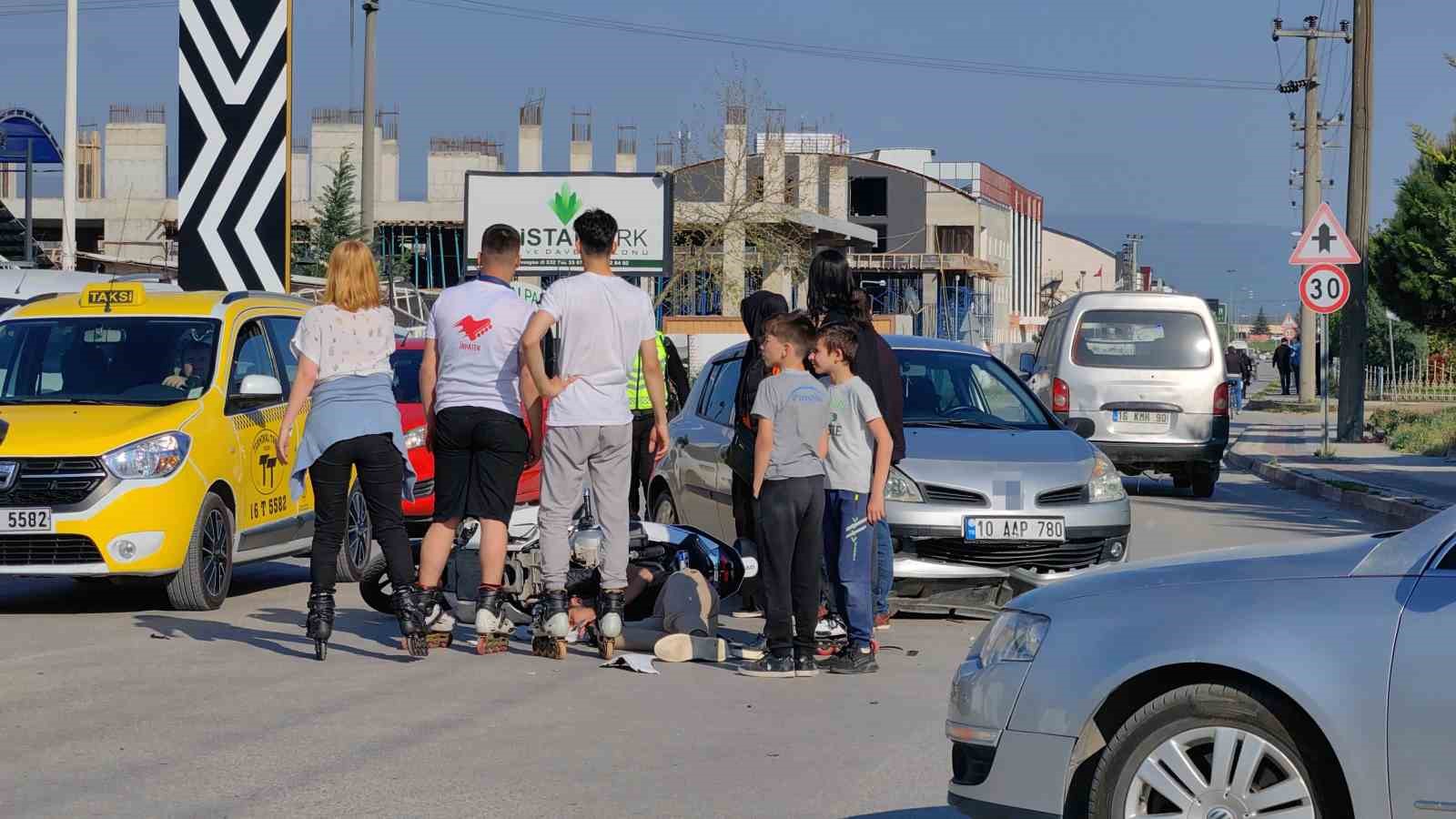 İki otomobile çarpan motosiklet sürücüsü yaralandı, kaza anı kameraya yansıdı