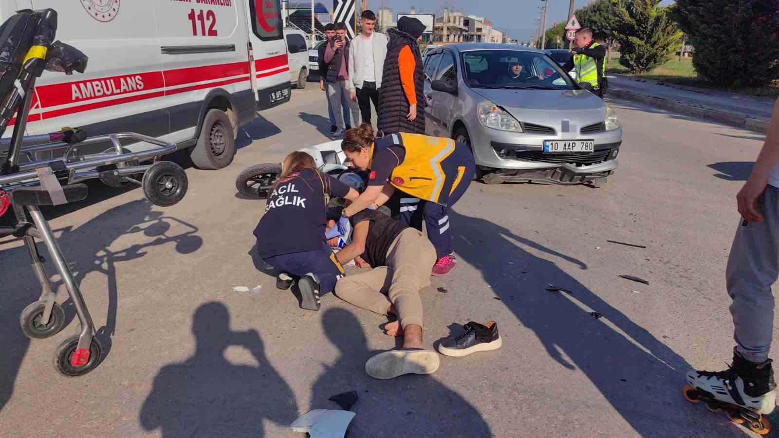 İki otomobile çarpan motosiklet sürücüsü yaralandı, kaza anı kameraya yansıdı
