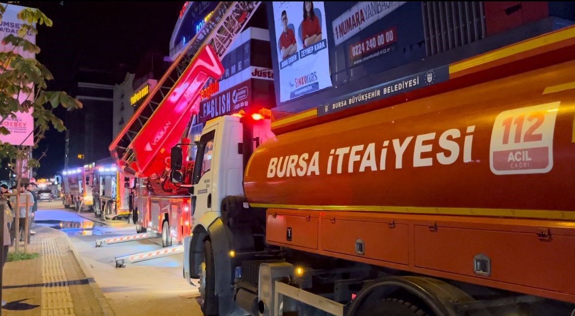 Bursa’da iş merkezinin çatısı alev alev yandı