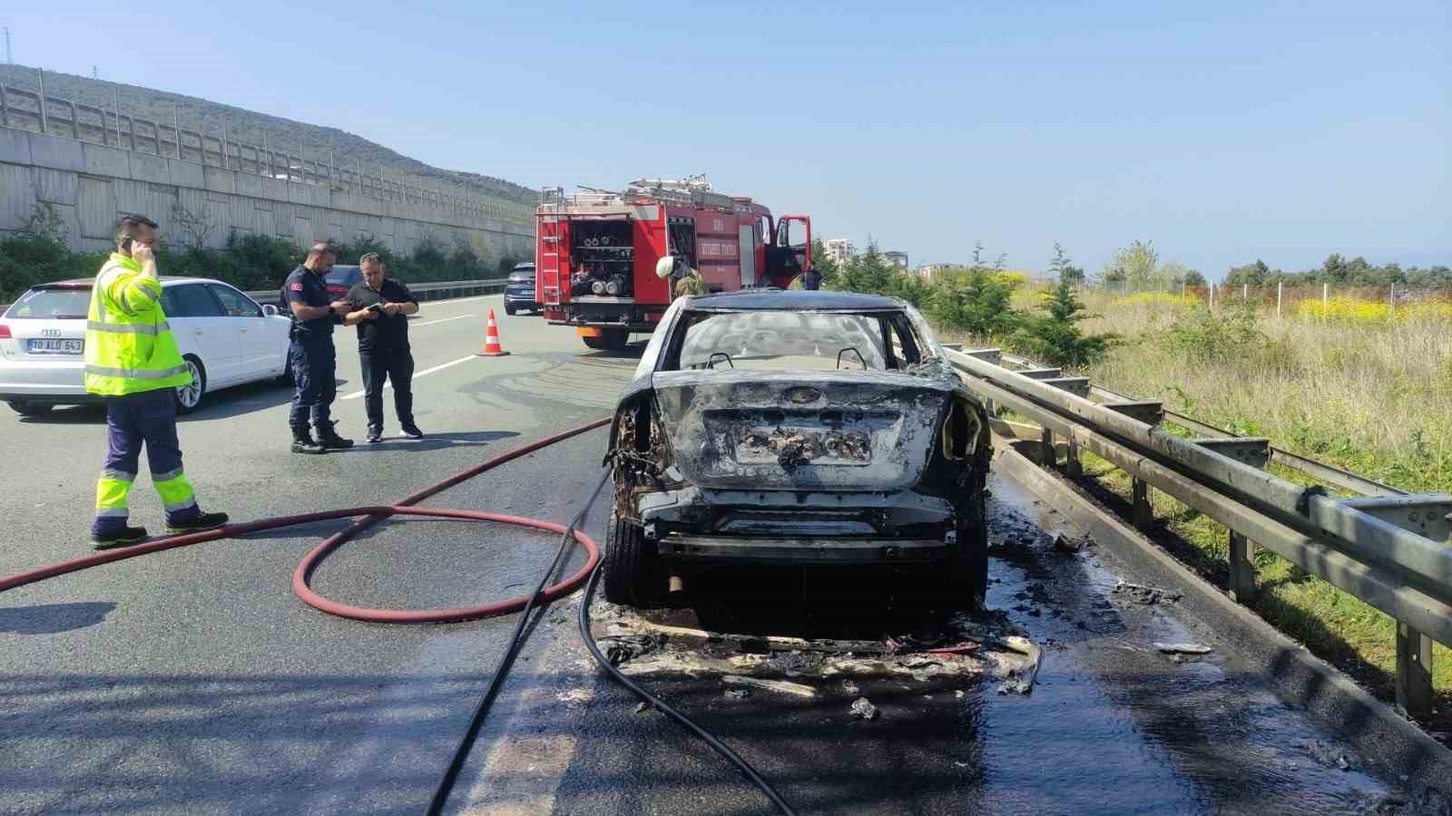 Bursa’da seyir halindeki otomobil alev alev yandı