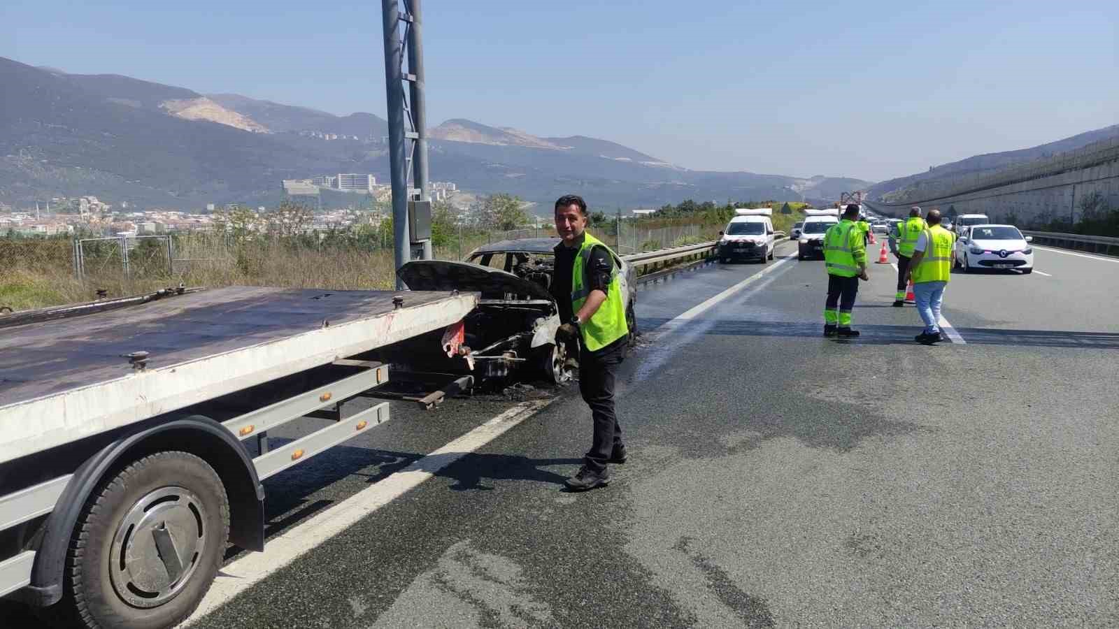 Bursa’da seyir halindeki otomobil alev alev yandı