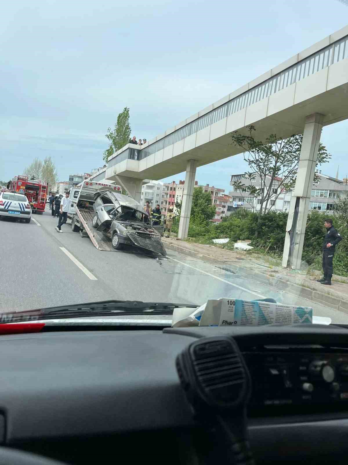 Hurdaya dönen araçtan sağ çıktılar