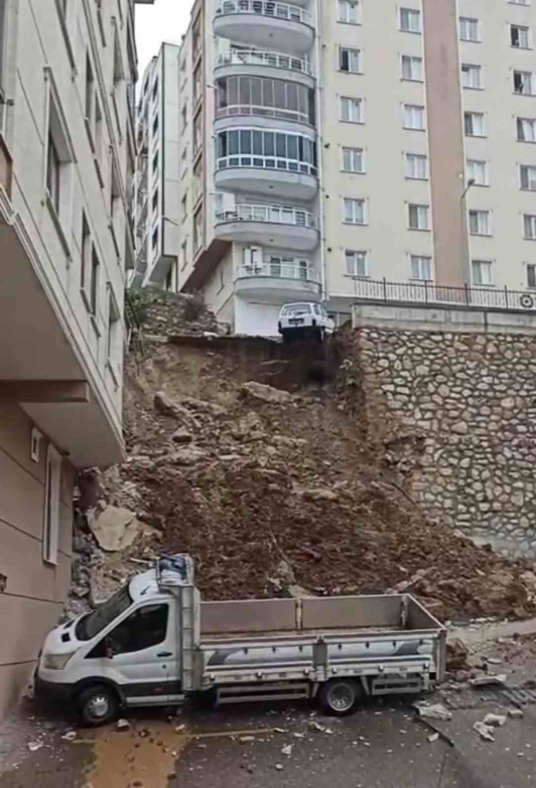 Heyelan sonrası uçurumun kenarındaki otomobiller böyle kurtarıldı