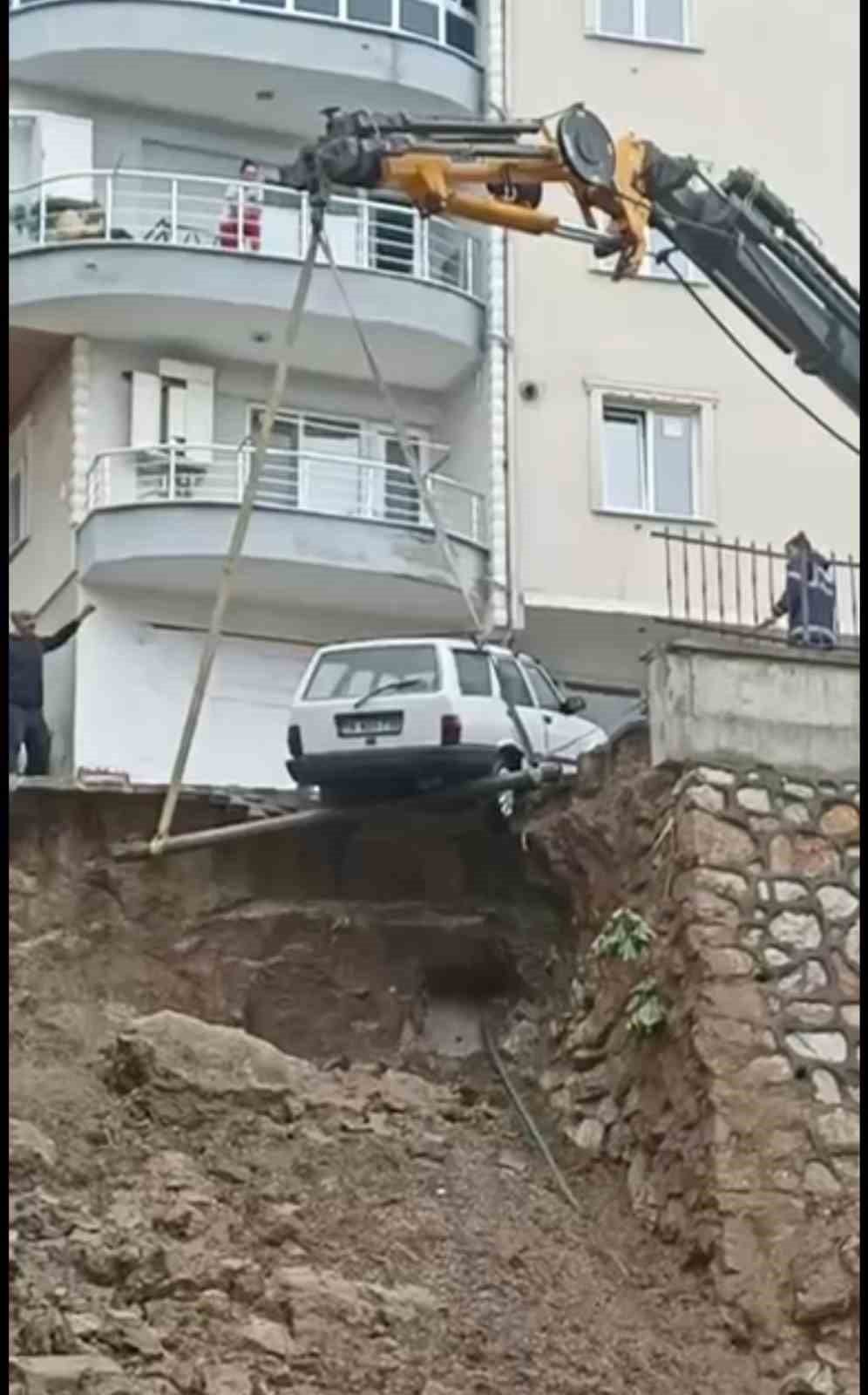 Heyelan sonrası uçurumun kenarındaki otomobiller böyle kurtarıldı
