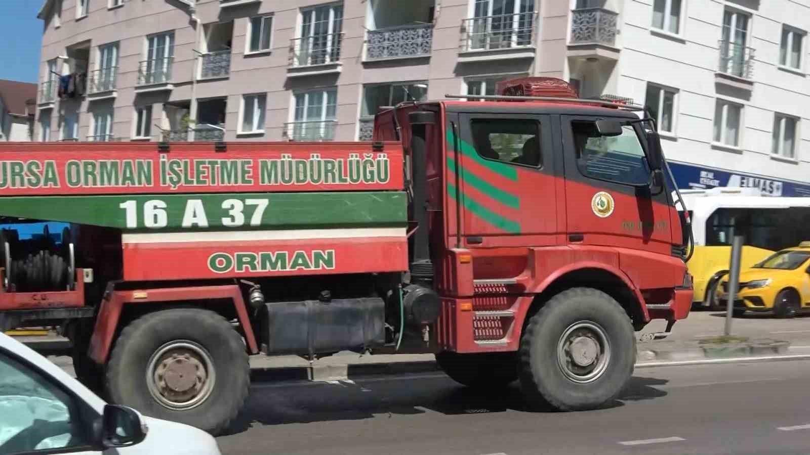 Uludağ eteklerinde çıkan yangına havadan ve karadan müdahale sürüyor