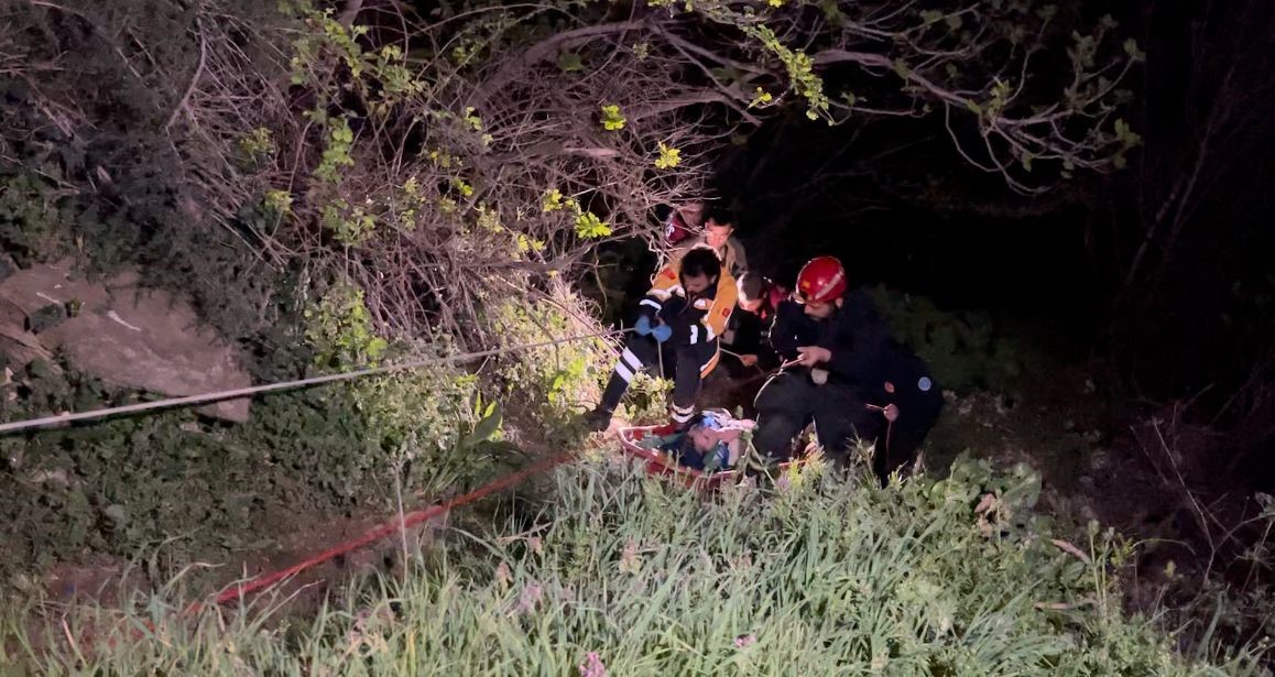 Manzarayı izlerken canından oluyordu: Mahsur kalan genci itfaiye ekipleri kurtardı