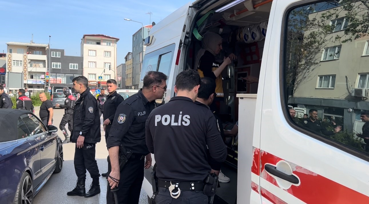 Kargocular ile müşteriler birbirlerine girdi: Bir kişi bıçakla yaralandı, polis güçlükle ayırdı