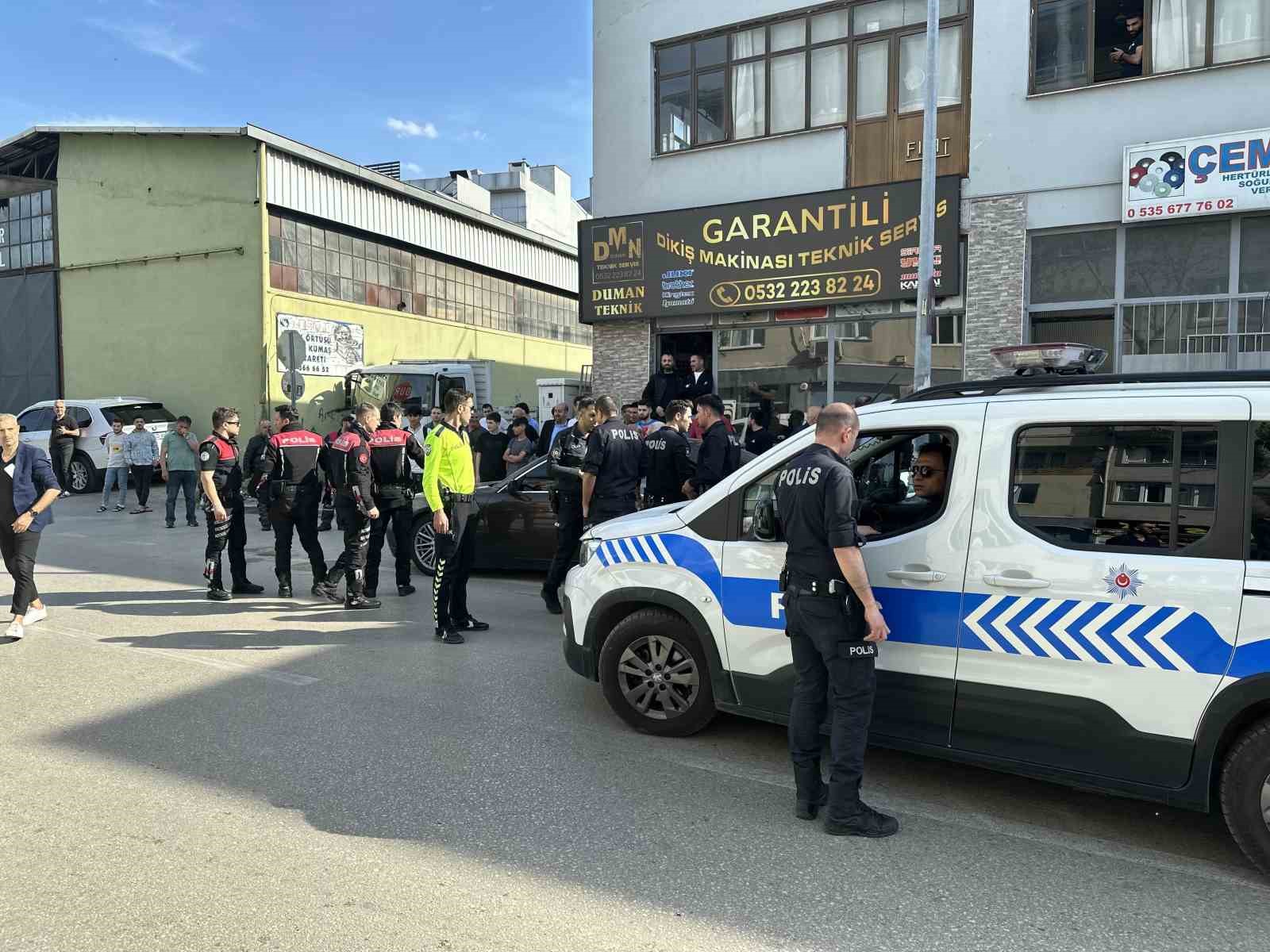 Kargocular ile müşteriler birbirlerine girdi: Bir kişi bıçakla yaralandı, polis güçlükle ayırdı