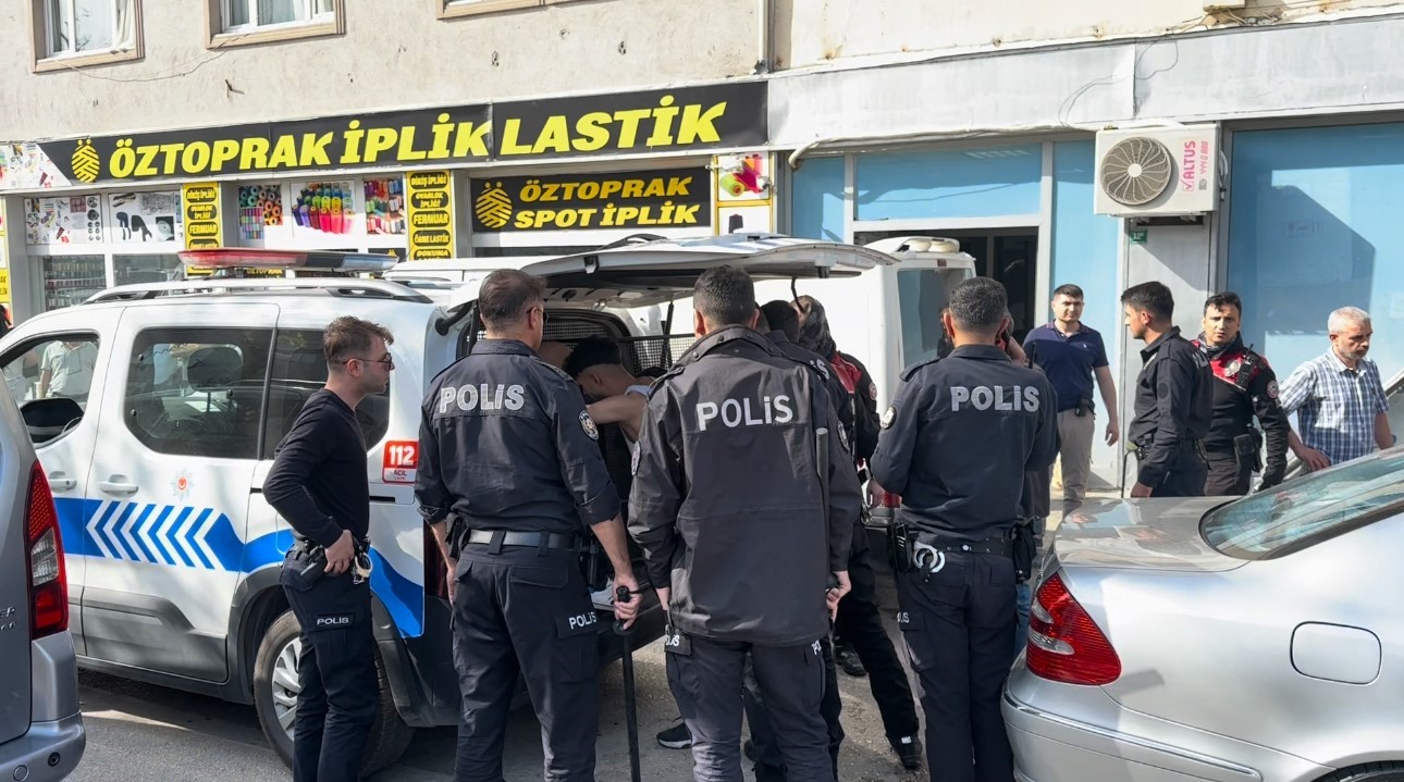 Kargocular ile müşteriler birbirlerine girdi: Bir kişi bıçakla yaralandı, polis güçlükle ayırdı