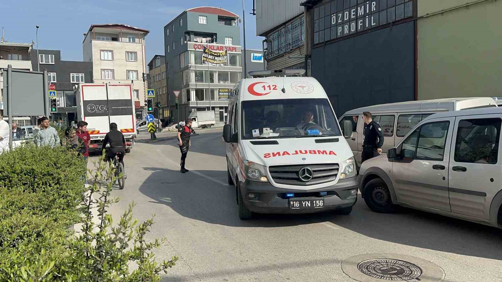 Kargocular ile müşteriler birbirlerine girdi: Bir kişi bıçakla yaralandı, polis güçlükle ayırdı