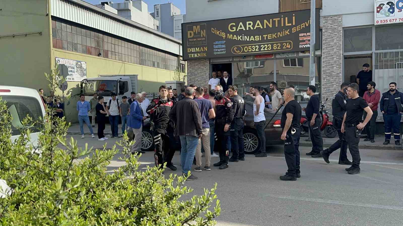 Kargocular ile müşteriler birbirlerine girdi: Bir kişi bıçakla yaralandı, polis güçlükle ayırdı