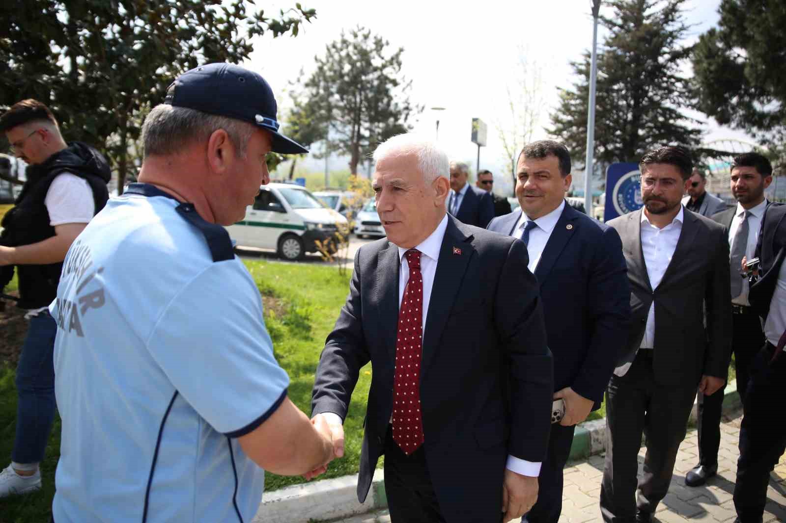 Başkan Bozbey’den Büyükşehir çalışanlarına bayram ziyareti