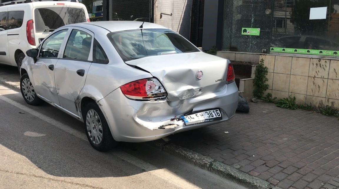 Direksiyon başında bilincini kaybetti, 3 otomobile çarptı