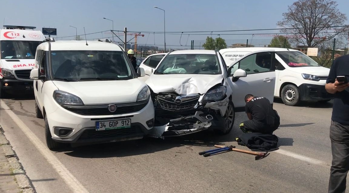 Direksiyon başında bilincini kaybetti, 3 otomobile çarptı