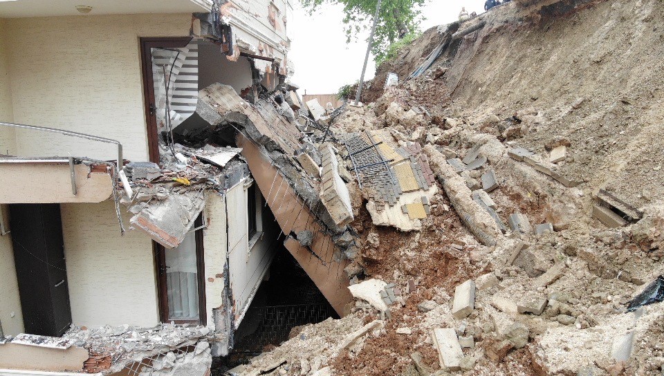 Gemlik’teki heyelanın boyutu havadan görüntülendi