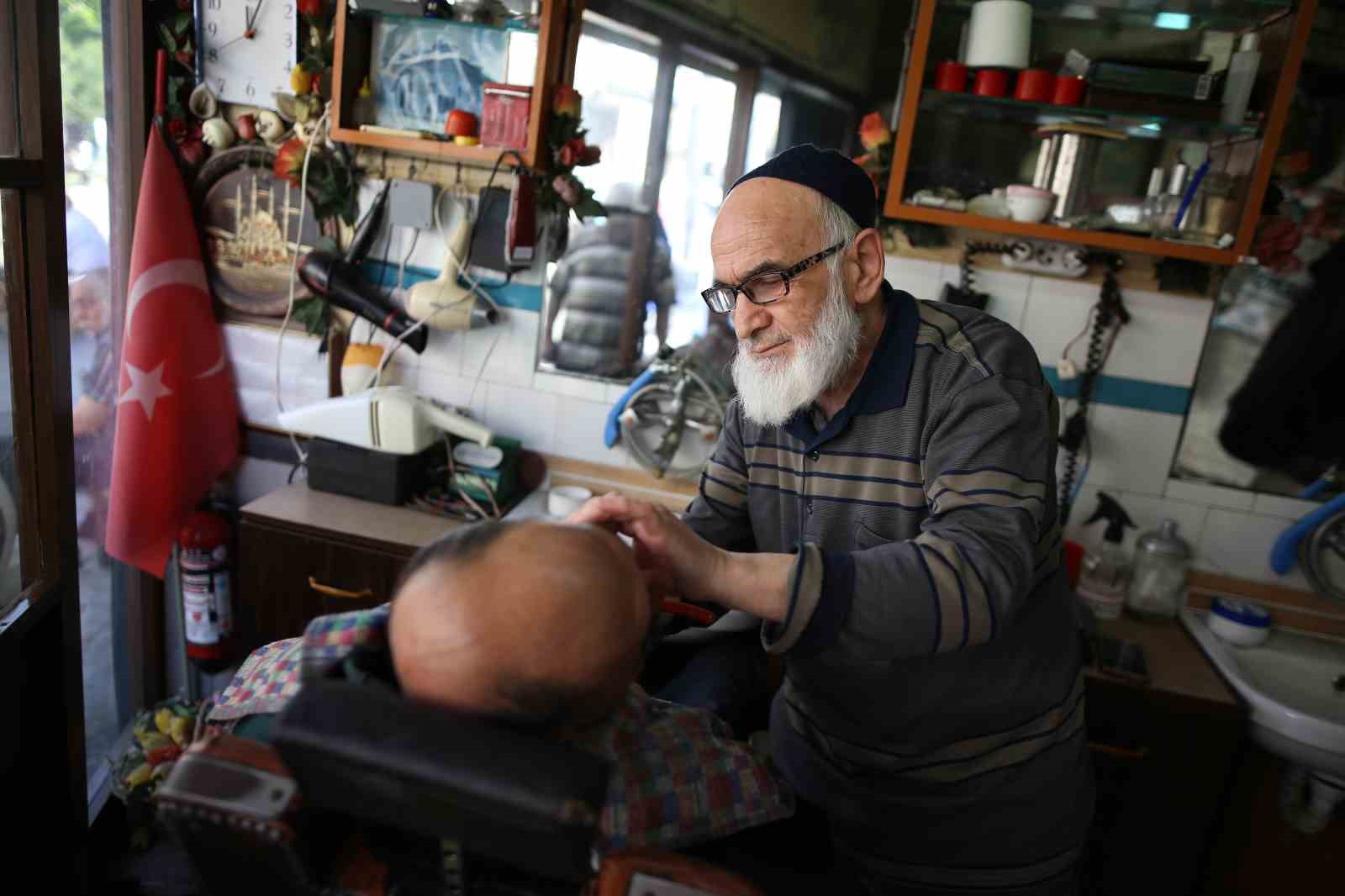 (Özel) 100 yıllık dükkanında bir ömrünü mesleğine adadı