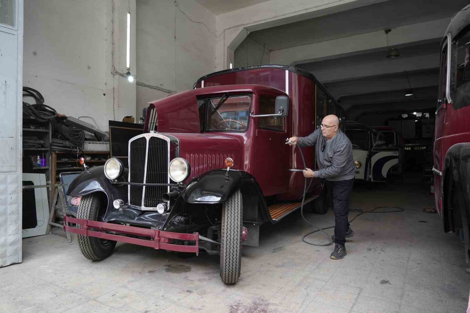 (Özel) Yıllardır hurdadaydı, 1938 model otobüsün son hali göz kamaştırdı