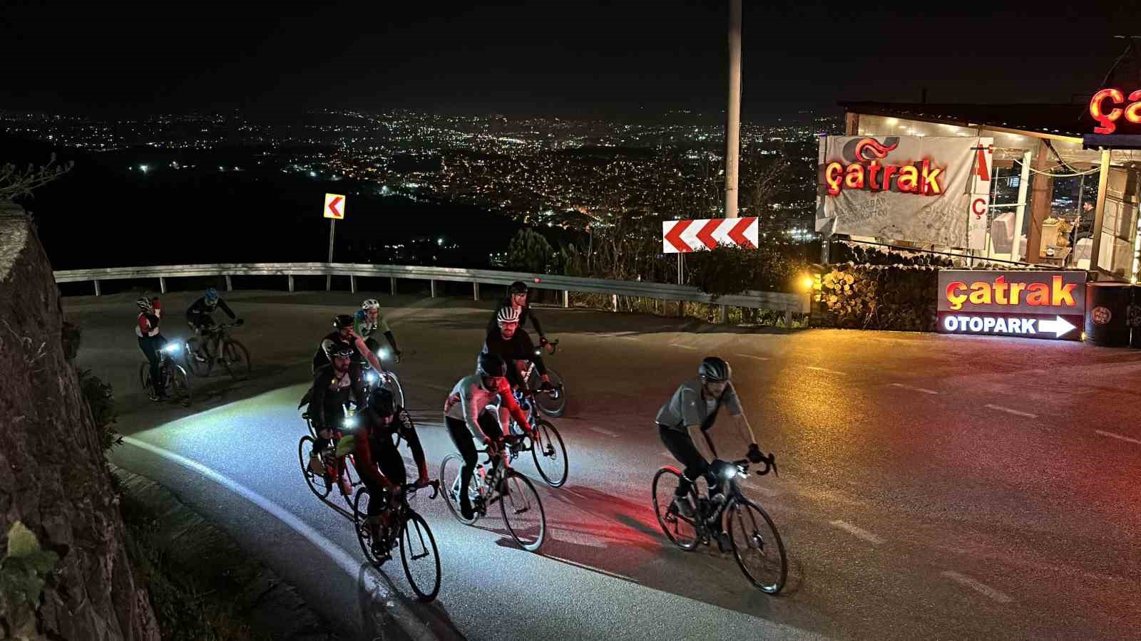 Bisiklet tutkunları iftar sonrası Uludağ’a pedal çevirdi