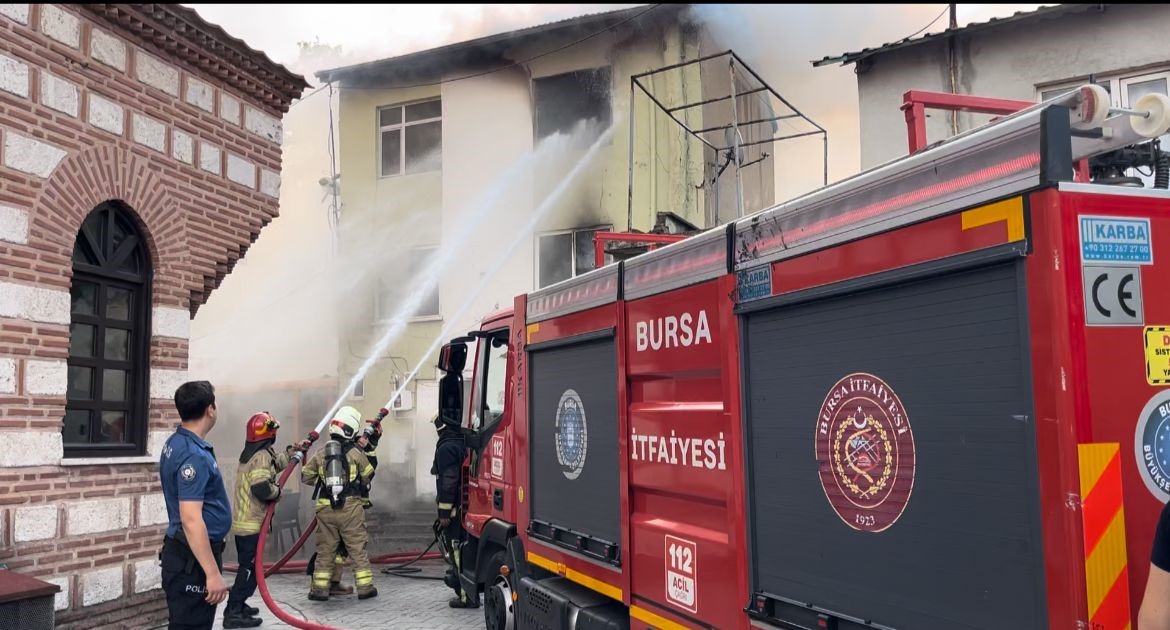 Bursa’da 3 katlı bina alev alev yandı