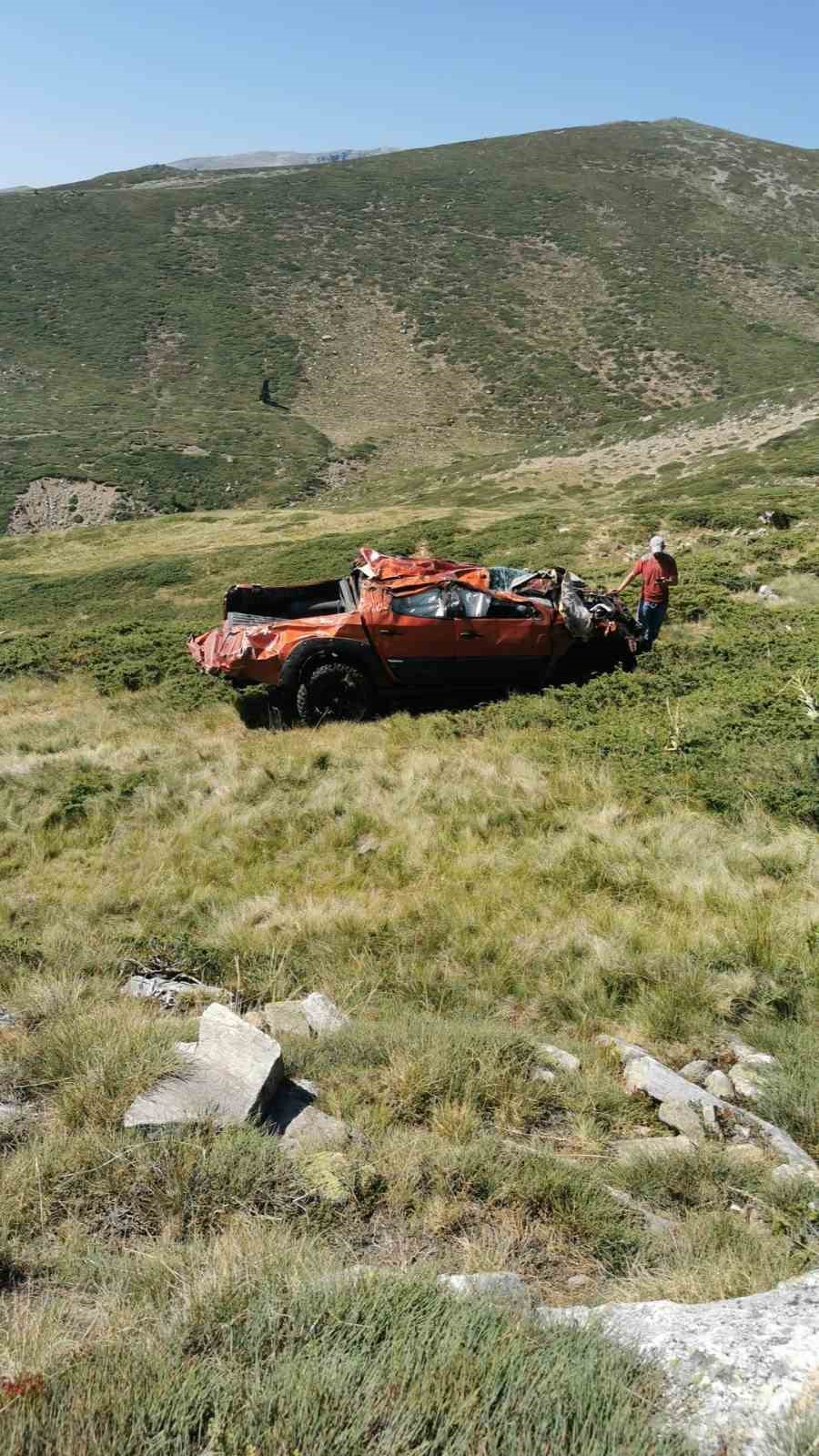 Uçurumdan yuvarlanan off-road tutkunu 2 kişi, yaralı olarak helikopterle kurtarıldı