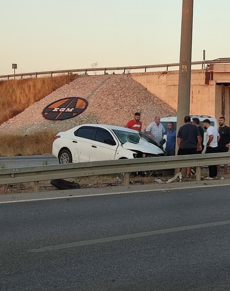 Bursa’da kazada can pazarı: Elektrik direğine çarpan otomobilin sürücüsü sıkıştı