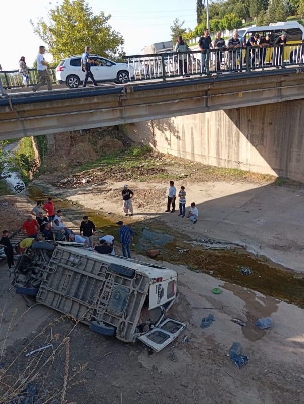 Bursa’da minibüs dereye uçtu: Sürücü nefes kesen operasyonla kurtarıldı