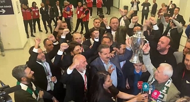 Faruk Çelik ve Mustafa Bozbey şampiyonluk kupasını birlikte kaldırdı
